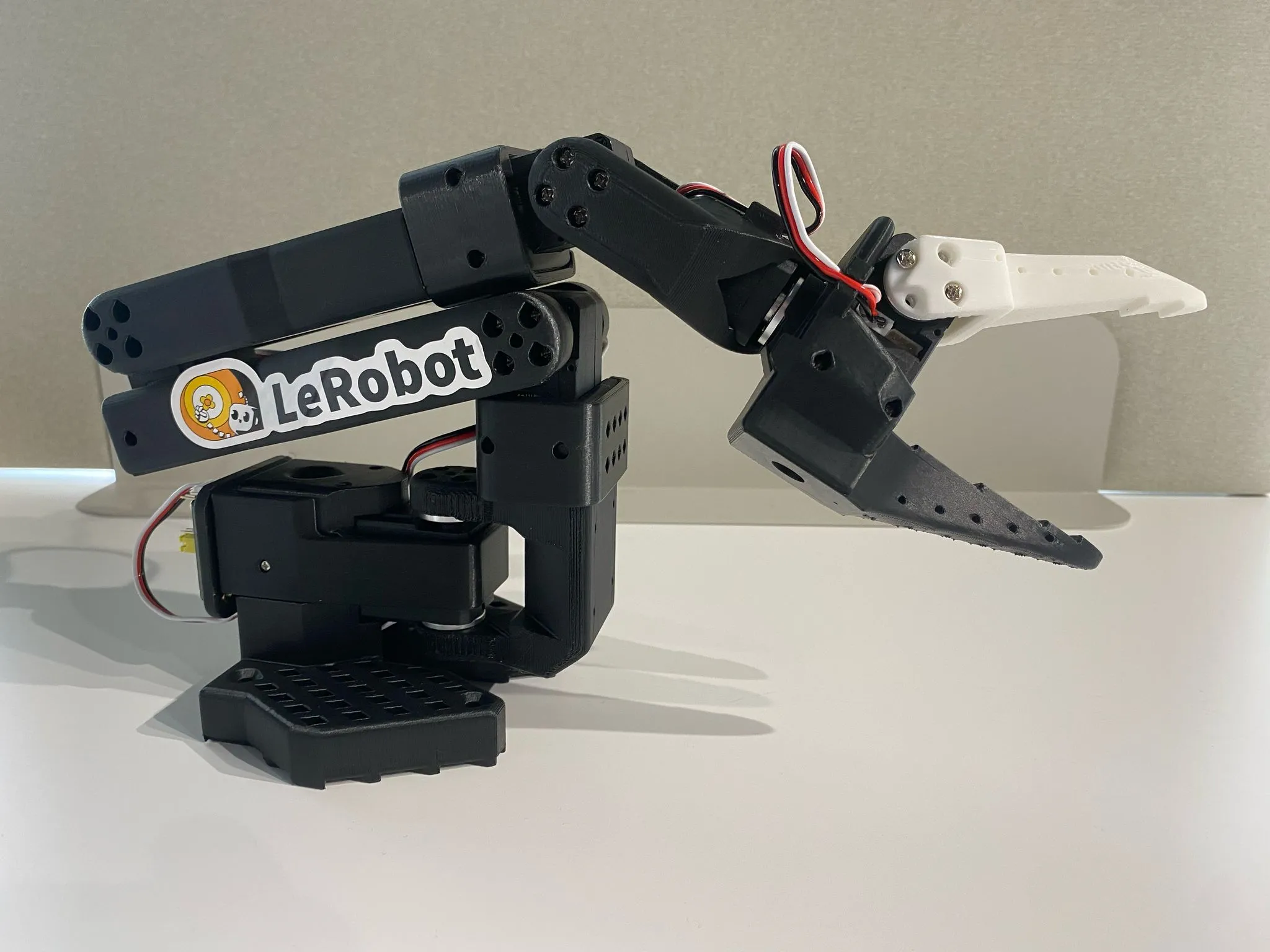 demo-picture-of-SO-ARM100